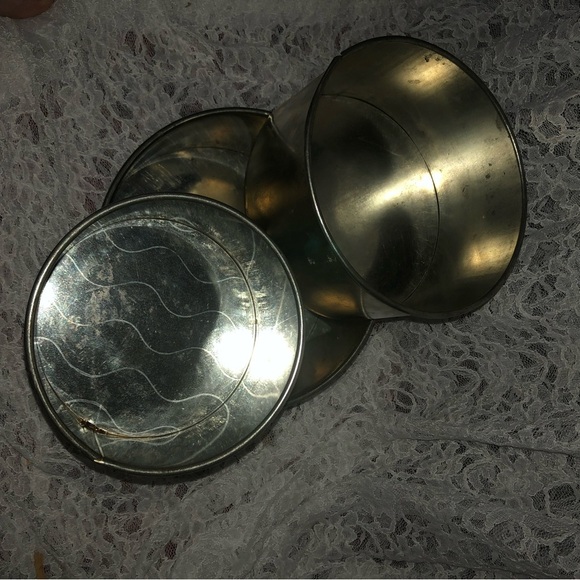 A set of three fruitcake/ wedding cake baking pans. Non removable bottoms - Picture 13 of 13